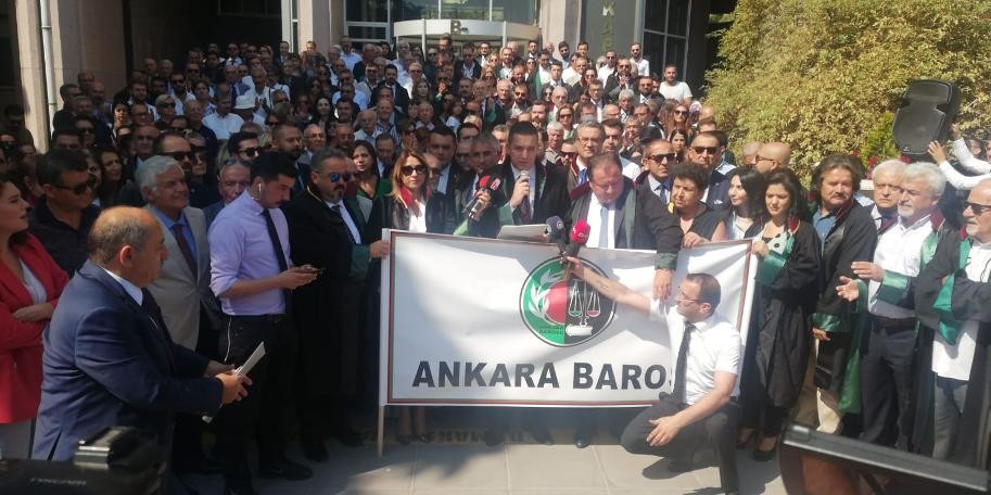 Ankara Barosu'ndan Saray protestosu: Anıtkabir'i ziyaret ettiler