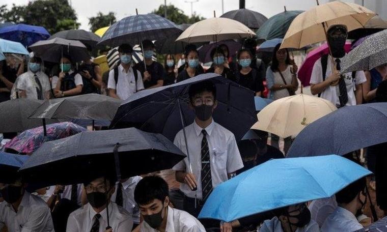 Hong Kong'da öğrenciler dersleri boykot ederek protestolara katılıyor