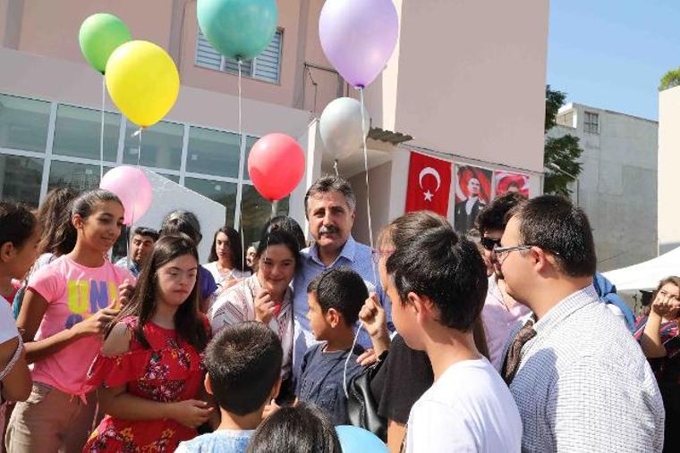 Güvercinler ve balonlar barış için uçtu