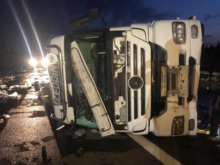 Yolcu otobüsü, devrilen TIR’a çarptı: 1 yaralı