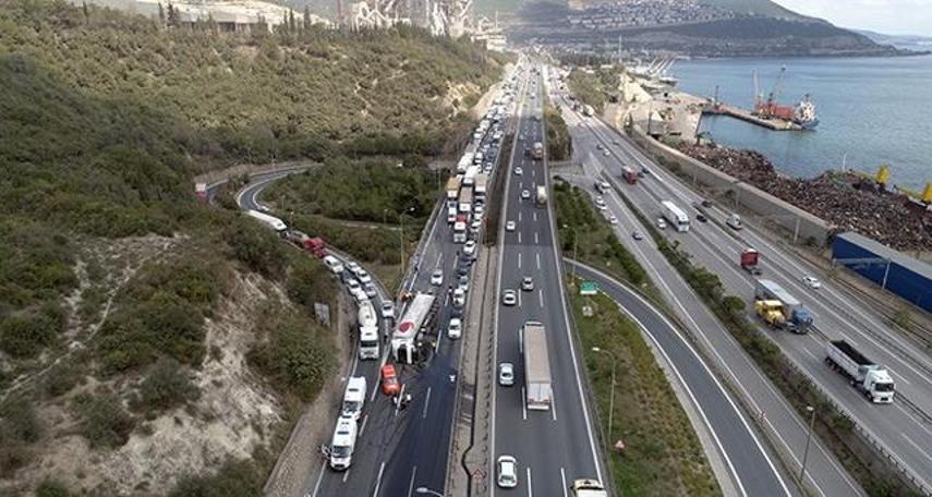 TEM'de TIR devrildi, 5 kilometrelik kuyruk oluştu