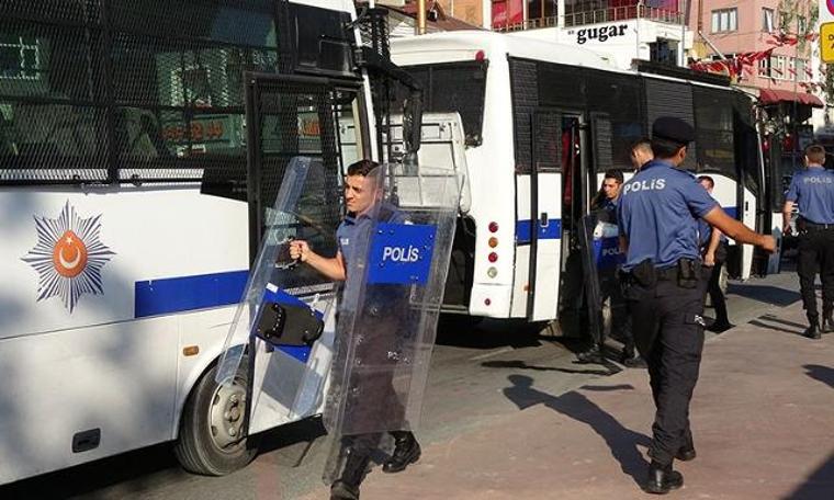 Beyoğlu'nda çevik kuvvet otobüsü kaza yaptı: 2 polis yaralandı