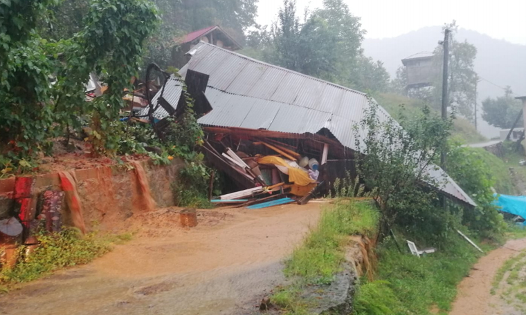 Rize'de sağanak nedeniyle evi yıkılan 1 kişi yaralandı