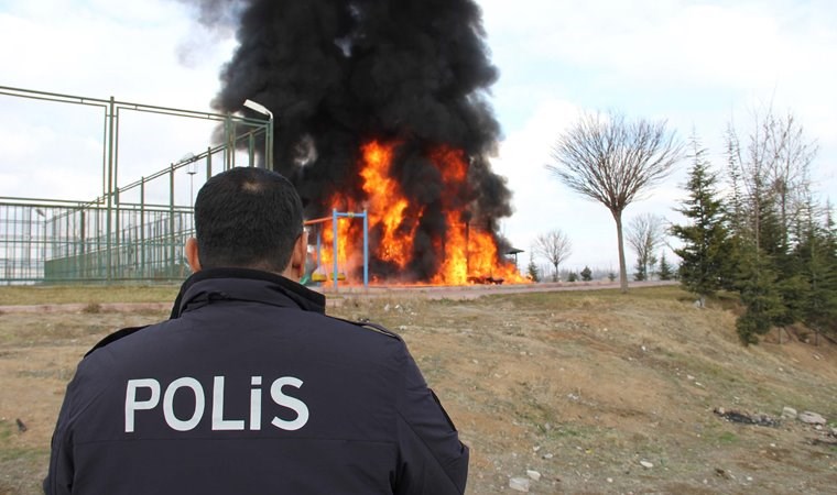 Kayseri'de çocuk parkı benzin dökülerek yakıldı