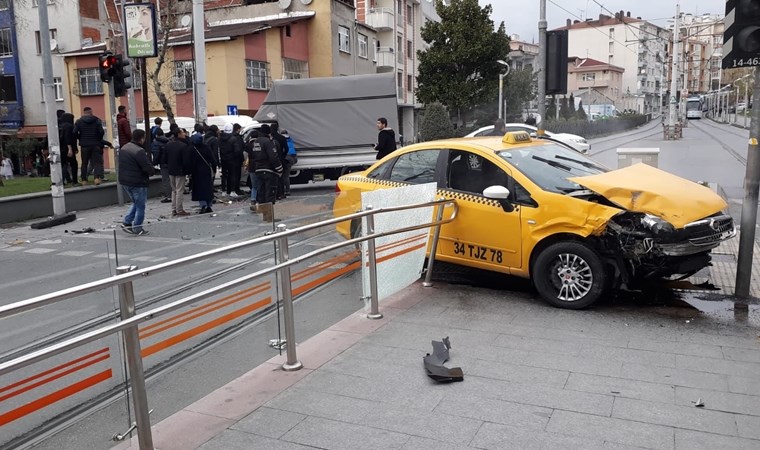 Bağcılar’da iki araç kaza yaptı, tramvay seferleri durdu