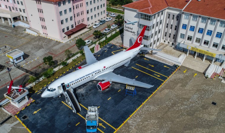 Okulun bahçesine, Boeing 737- 400'ün ardından savaş uçağı