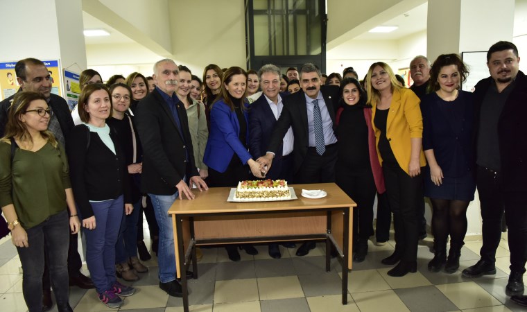 Bornova'da örnek eğitim hamlesi: Atanamayan öğretmenlere kadro verildi