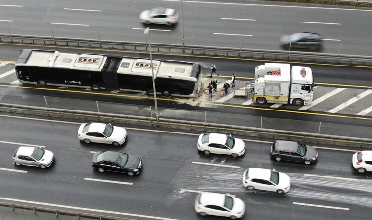 Metrobüsteki yangın söndürüldü