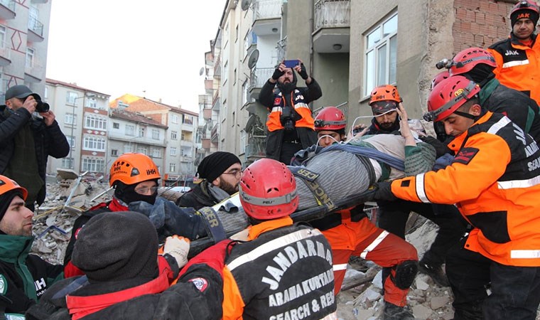 Cep telefonu ile yerini bildirdi, 13 saat sonra enkazdan kurtarıldı