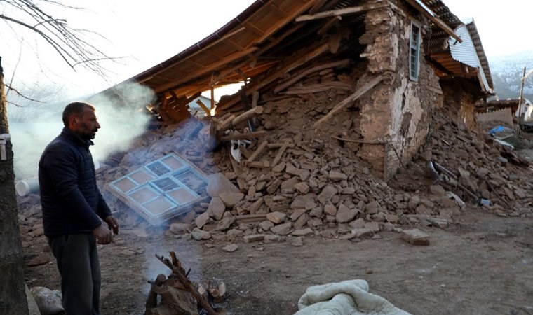 Elazığ depreminde bir köy tamamen yıkıldı