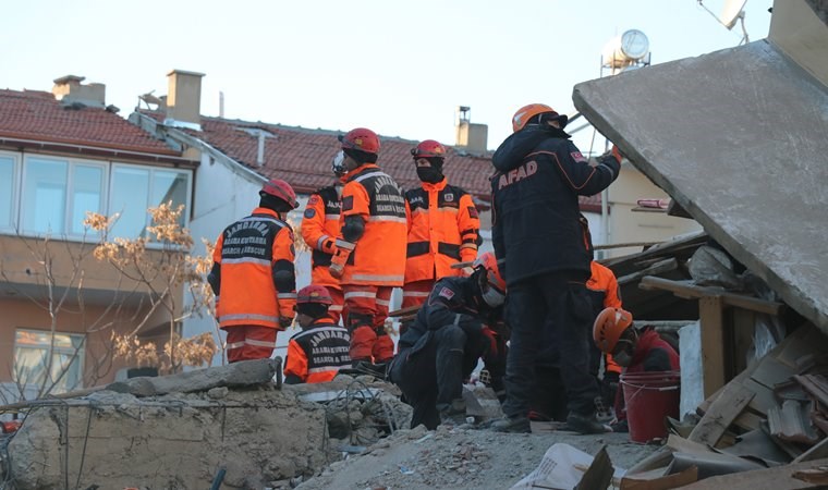 19 saat sonra enkazdan çıkarıldı