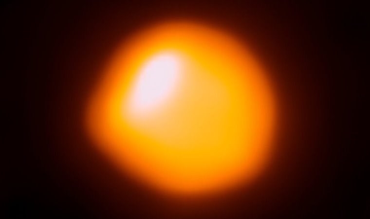 Betelgeuse: Gökyüzündeki en parlak yıldızlardan biri patlamak üzere olabilir mi? (28.01.2020)