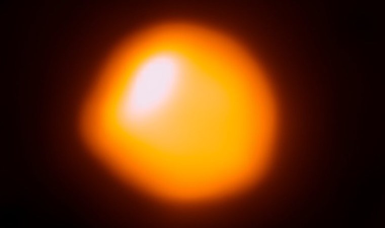 Betelgeuse: Gökyüzündeki en parlak yıldızlardan biri patlamak üzere olabilir mi? (28.01.2020)