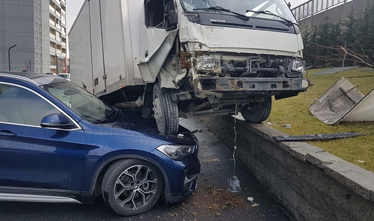 Kamyonet otoparktaki lüks aracın üstüne uçtu