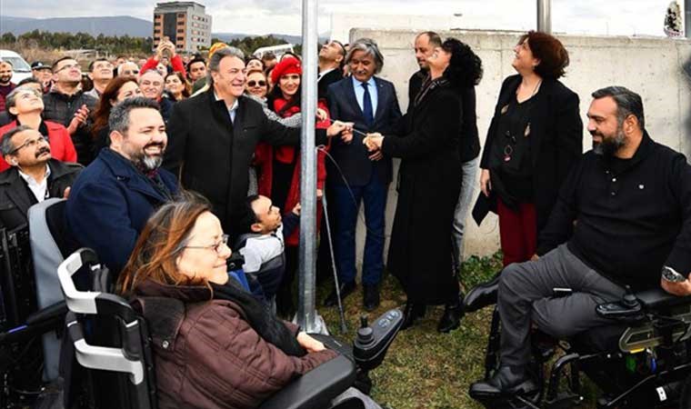 İzmir'deki Yeşilova Höyüğü'ne 