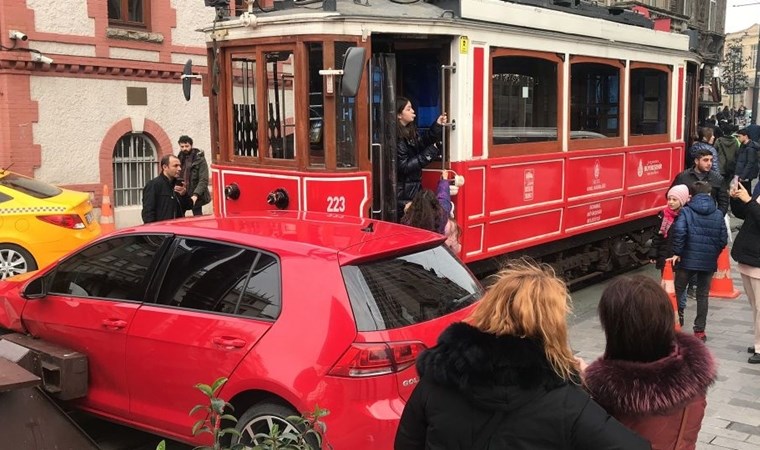 Taksim'de nostaljik tramvay arabaya çarptı, fotoğraf kuyruğu oluştu