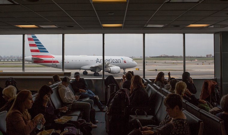 'Kötü koktukları için' uçaktan indirilen Yahudi aile, American Airlines'a dava açtı