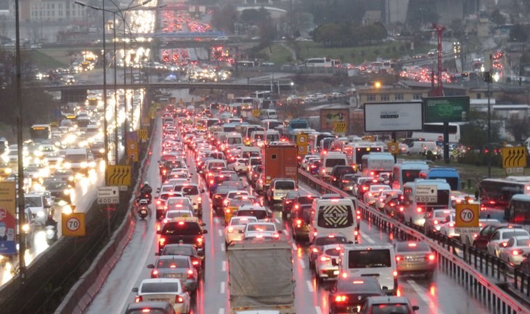 İstanbul'da sağanak: Trafik durma noktasına geldi