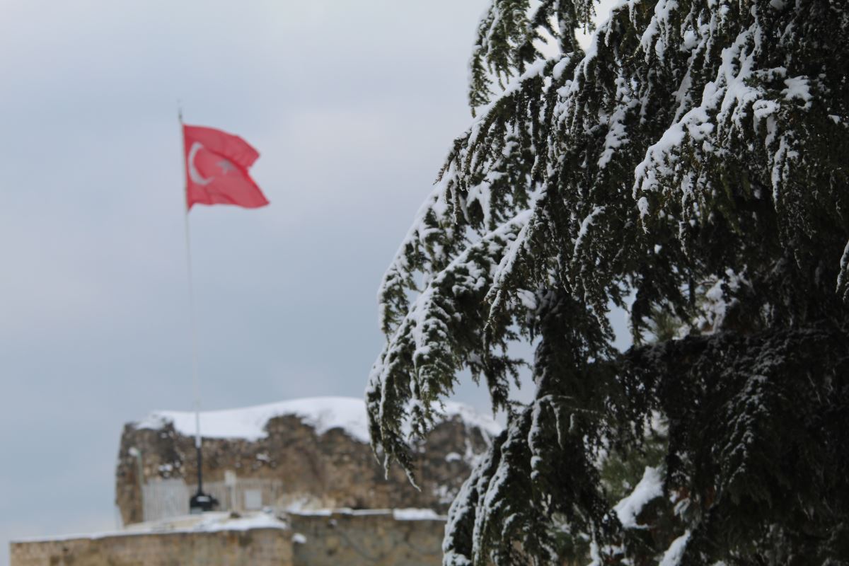 Elazığ'da kar, kartpostallık görüntüler oluşturdu