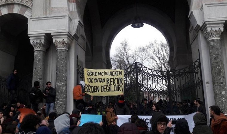 İÜ'de öğrencilere saldıran polis görevden uzaklaştırıldı