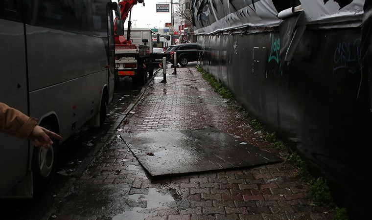 Şişli'de kafasına reklam panosu parçası düşen yurttaş yaşamını yitirdi