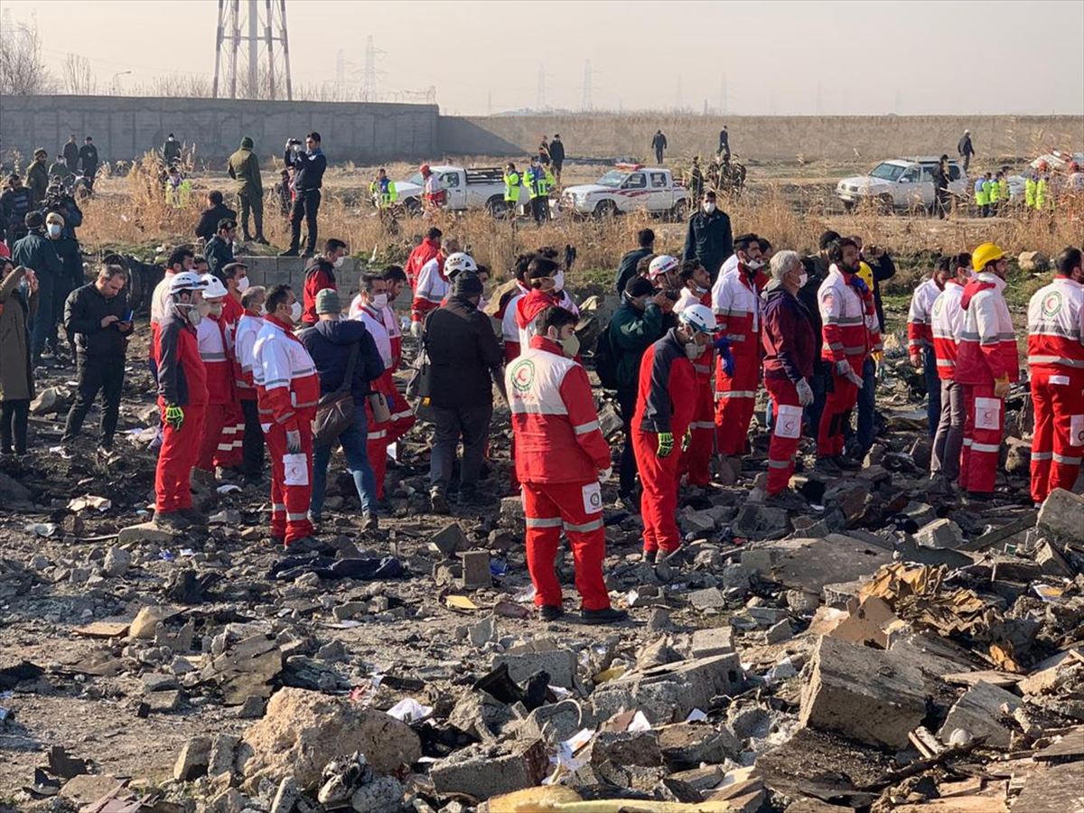 İran'da düşen uçakta 176 kişi hayatını kaybetti: Olay yerinden kareler