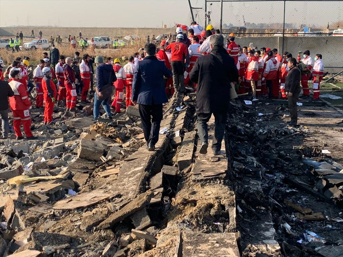 İran'da düşen uçakta 176 kişi hayatını kaybetti: Olay yerinden kareler