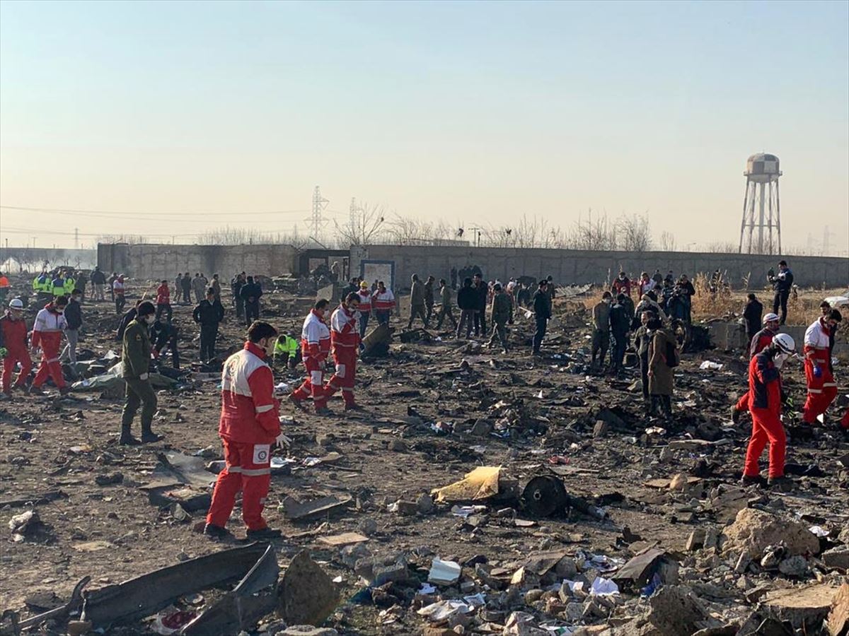 İran'da düşen uçakta 176 kişi hayatını kaybetti: Olay yerinden kareler