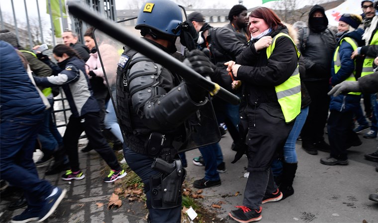 Fransa'da bir kişi polisin uyguladığı şiddet sonucu öldü