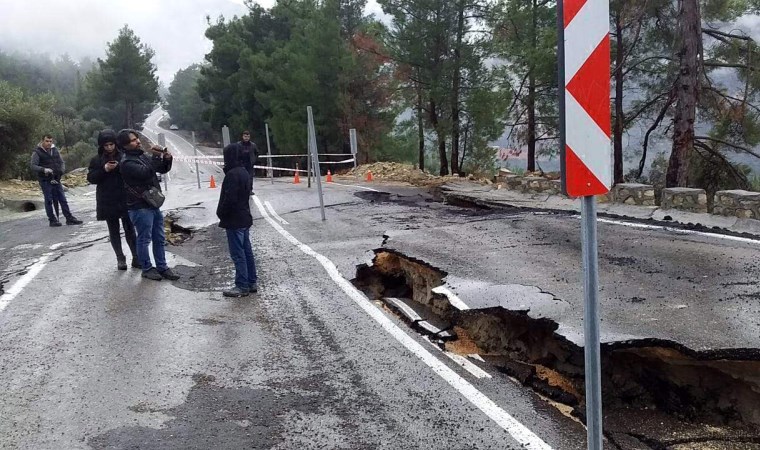 Mersin'de çöken yol ulaşıma kapatıldı