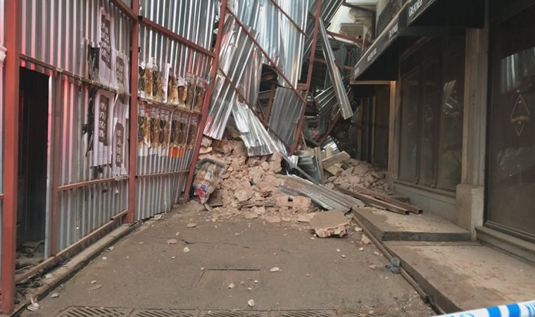 Beyoğlu'nda tadilattaki bina çöktü!