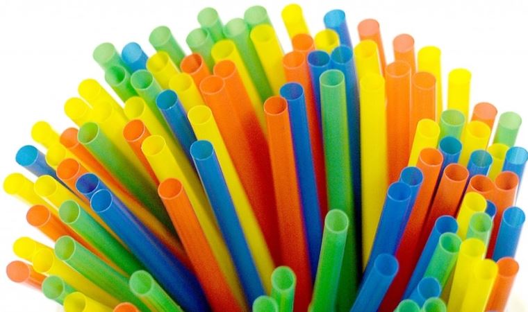 İngiltere'de bugünden itibaren plastik pipet ve kulak temizleme çubuklarının satışı yasak