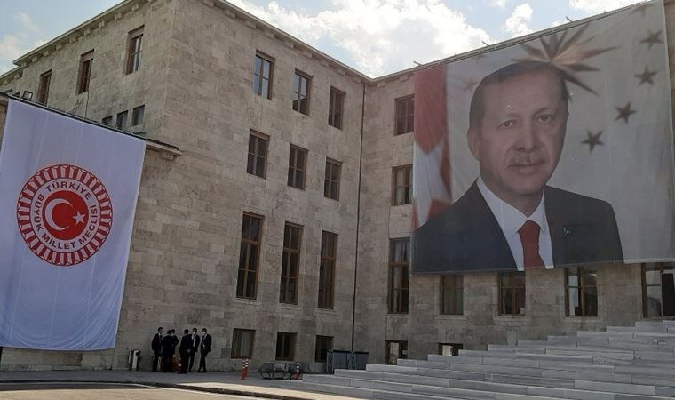 TBMM Şeref Kapısı'na Erdoğan posteri