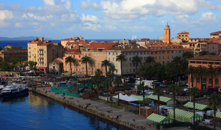 Ajaccio’nun örtülü mesajları