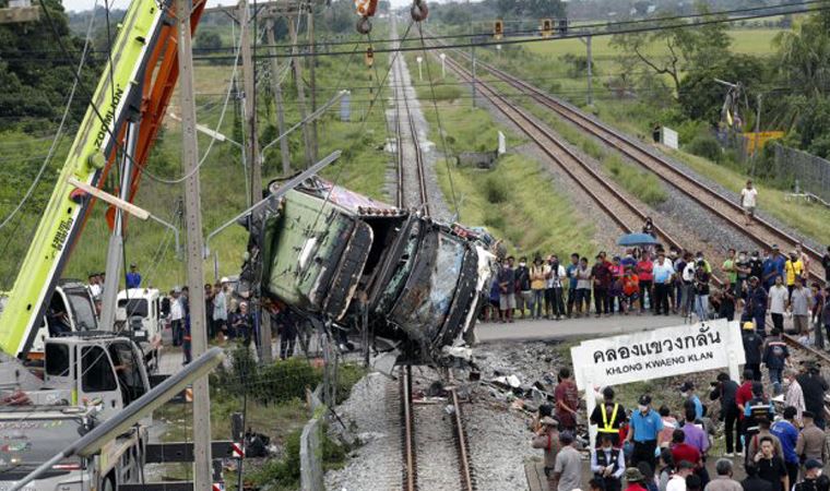 Tayland’da otobüsle tren çarpıştı: 20 ölü 29 yaralı