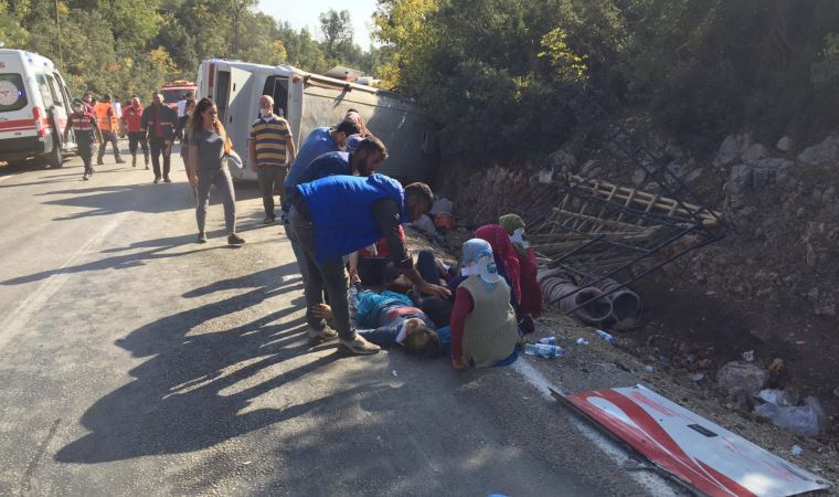 Mersin'de tarım işçilerini taşıyan midibüs devrildi: 1 ölü, 28 yaralı