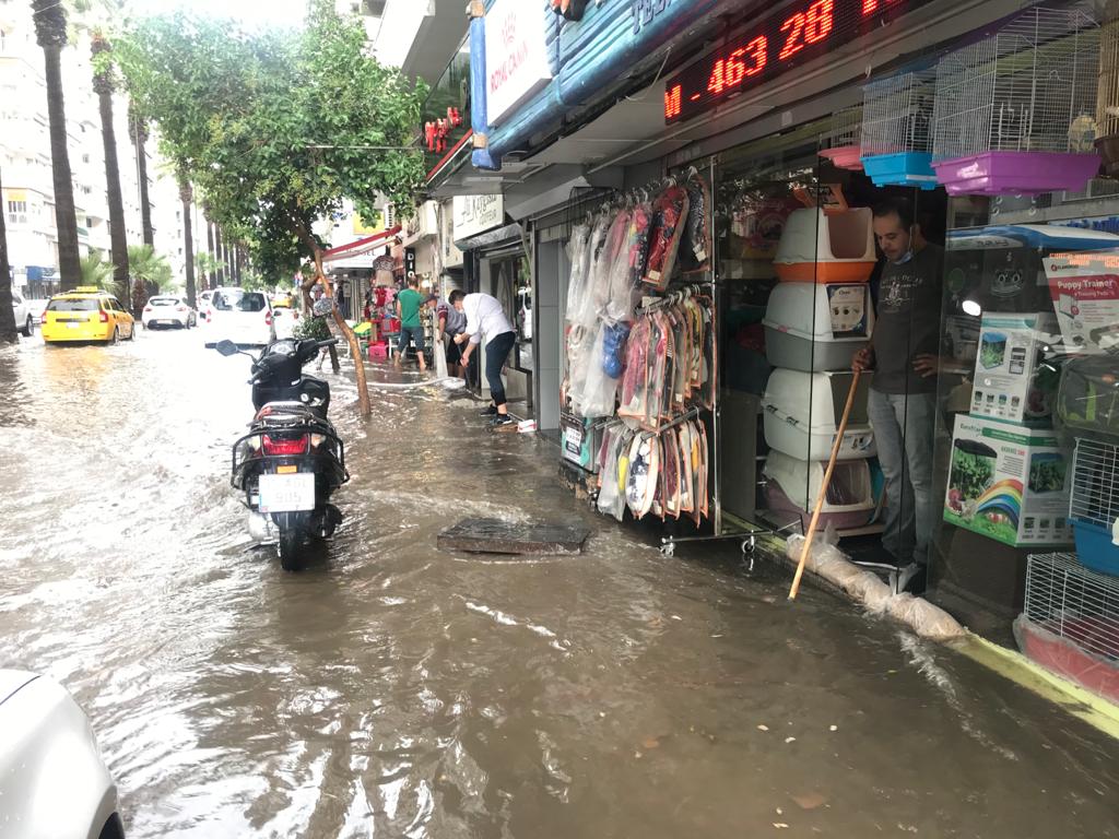 İzmir'de sağanak etkili oldu