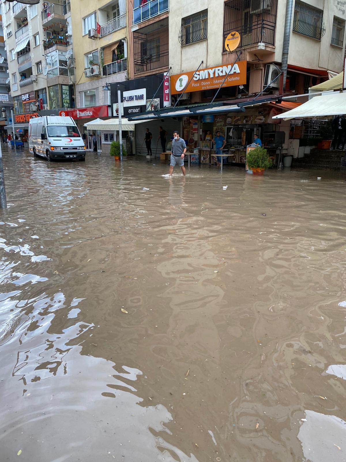 İzmir'de sağanak etkili oldu