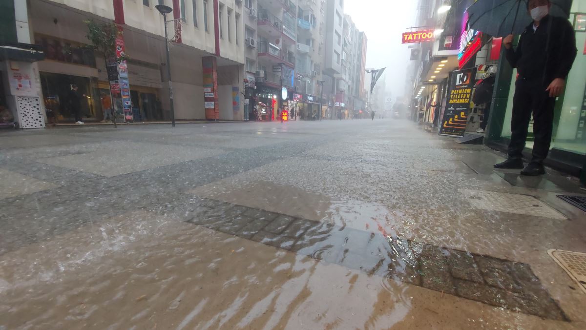 İzmir'de sağanak etkili oldu