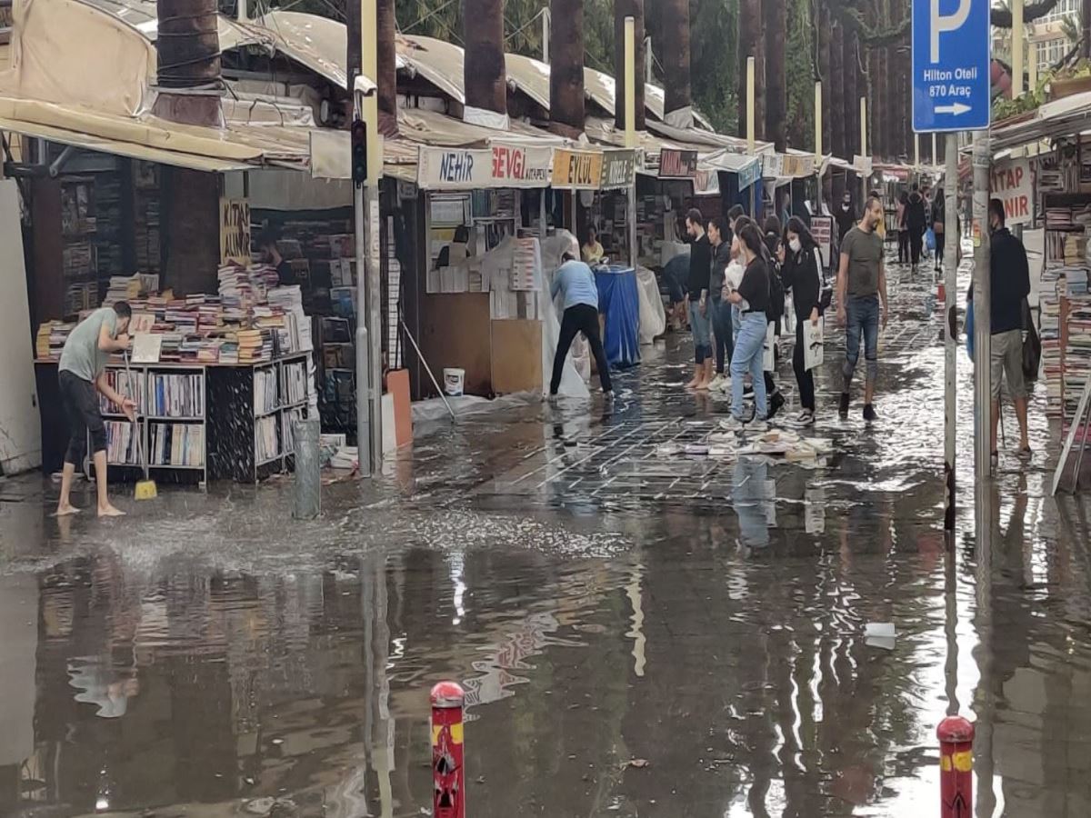 İzmir'de sağanak etkili oldu