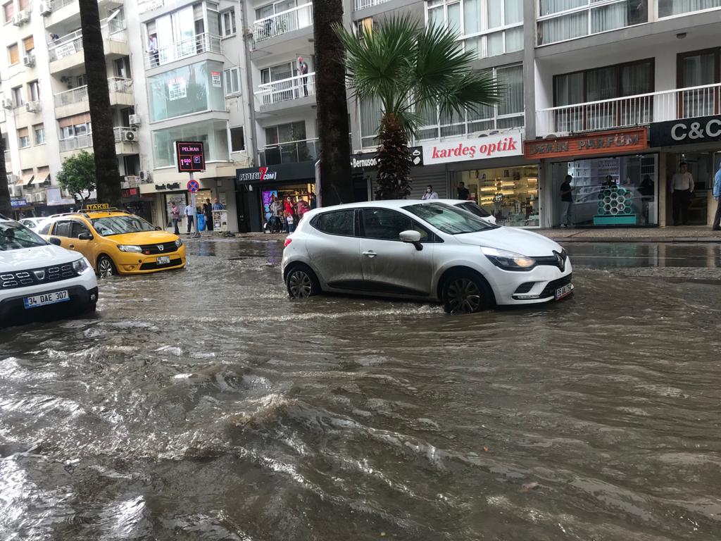 İzmir'de sağanak etkili oldu