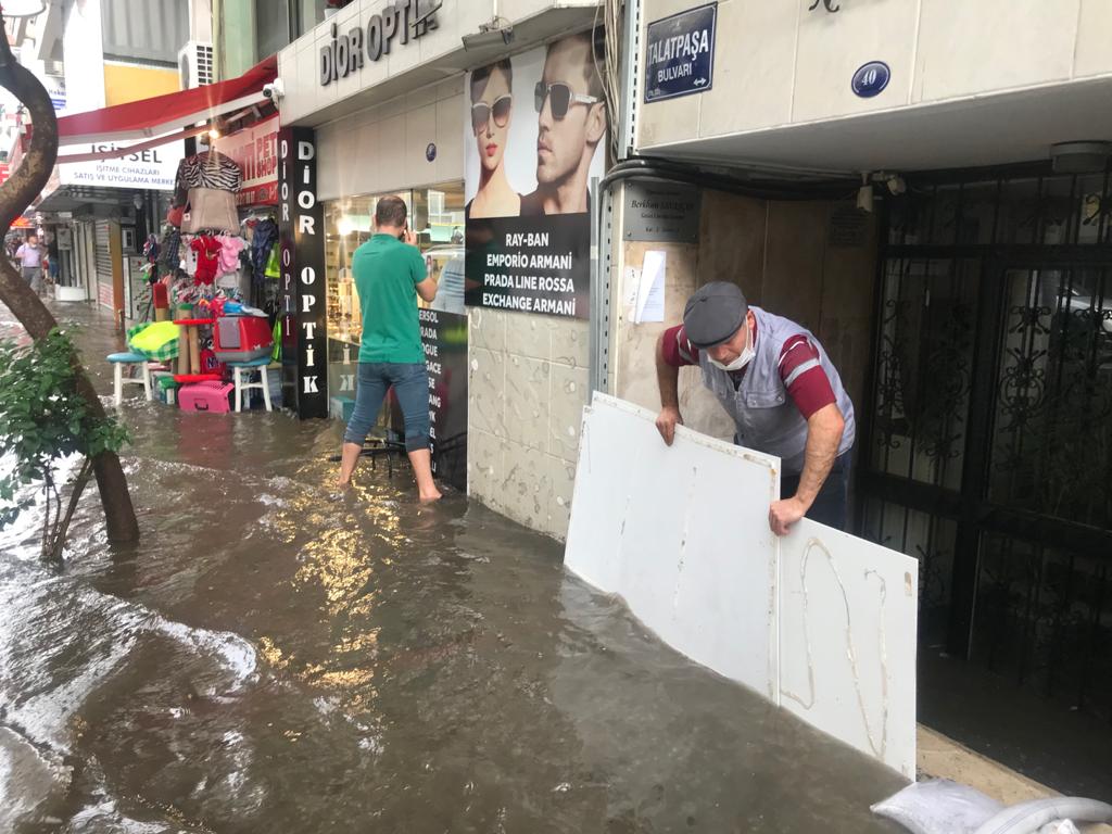 İzmir'de sağanak etkili oldu