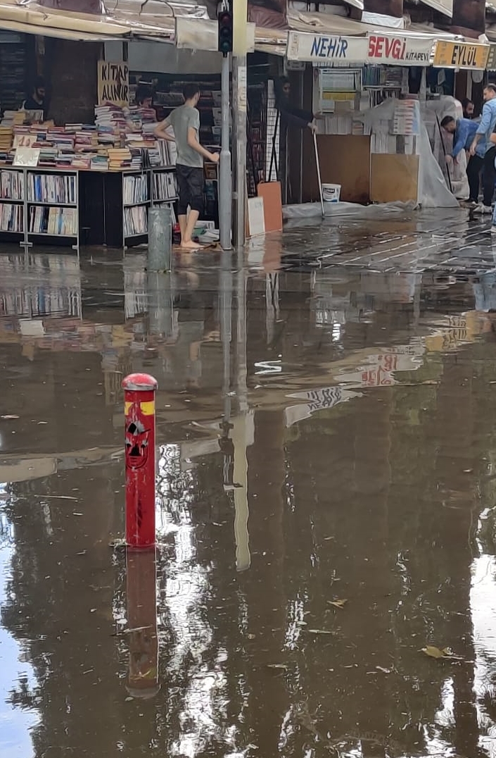 İzmir'de sağanak etkili oldu