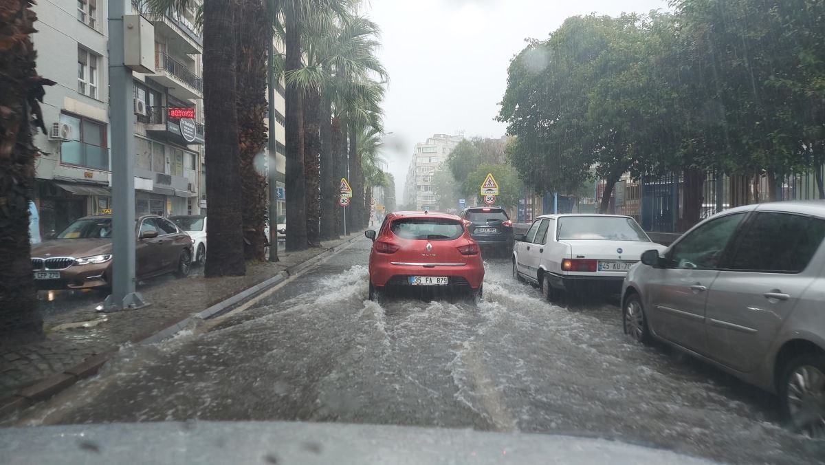 İzmir'de sağanak etkili oldu