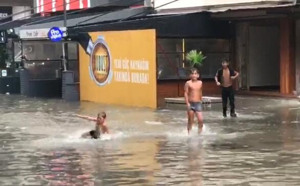 İzmir'de sağanak etkili oldu