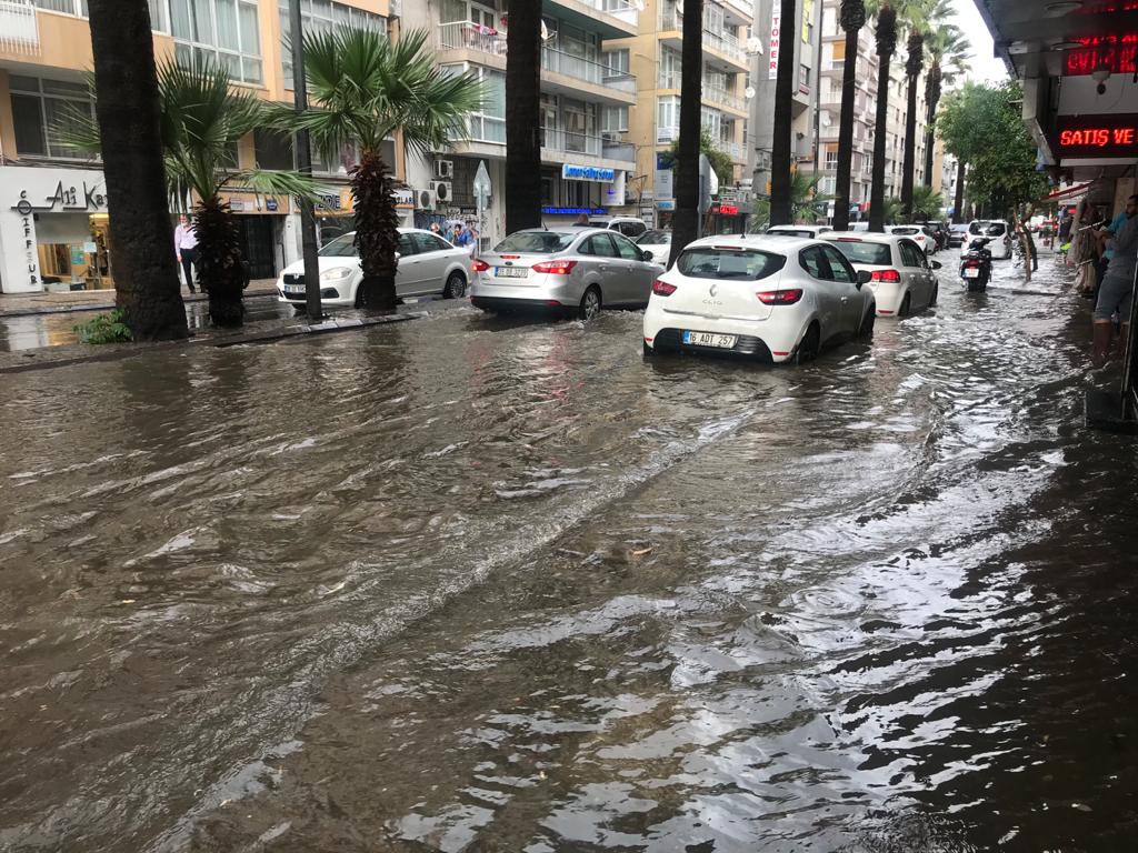 İzmir'de sağanak etkili oldu