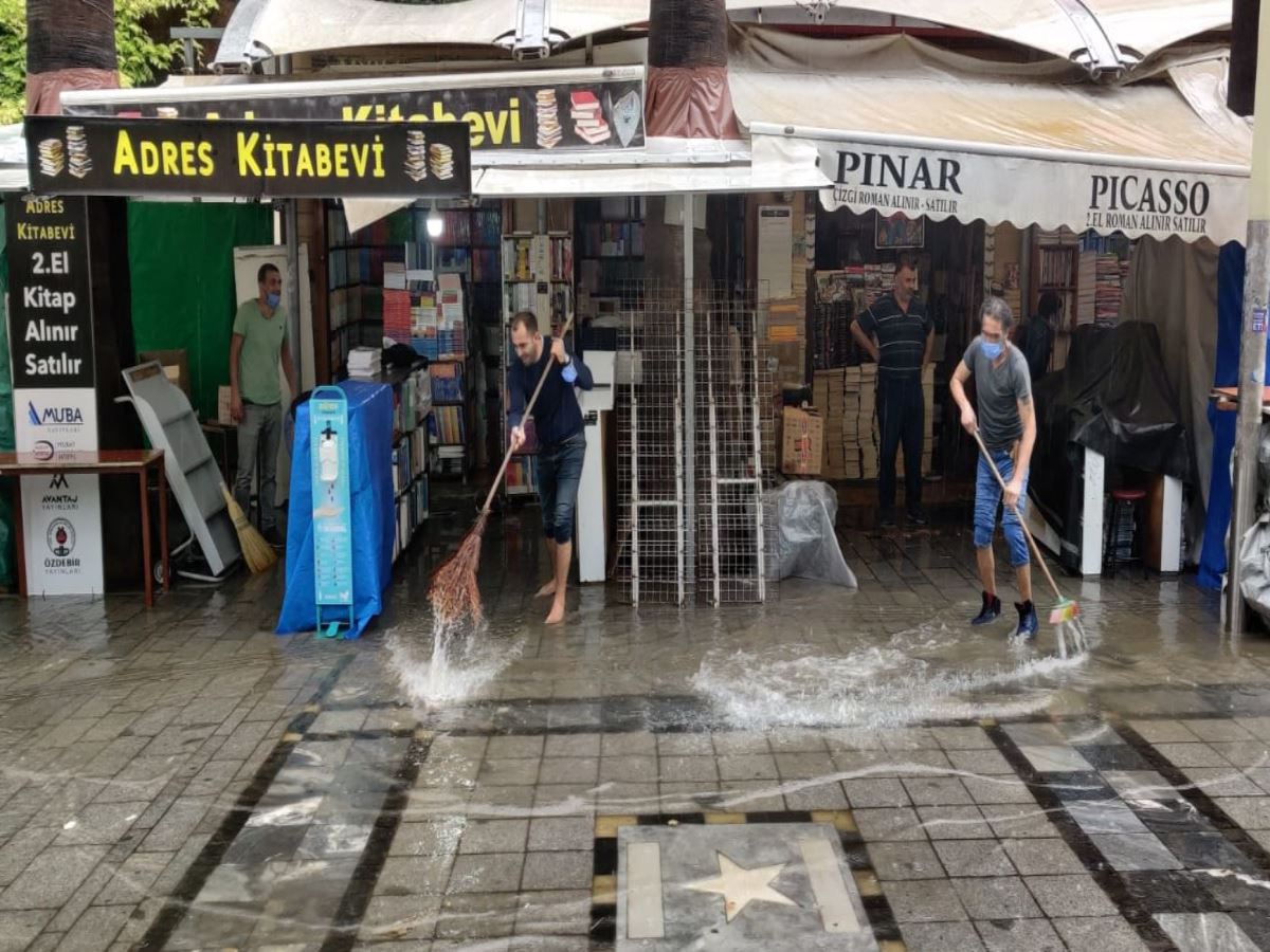 İzmir'de sağanak etkili oldu