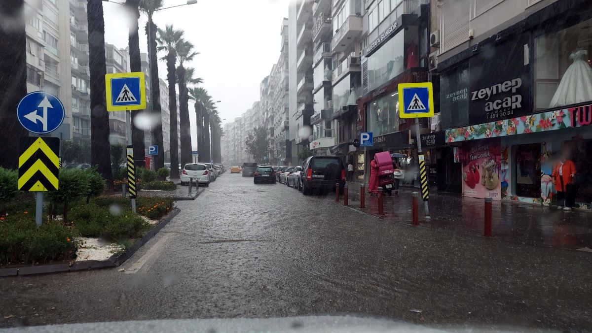 İzmir'de sağanak etkili oldu