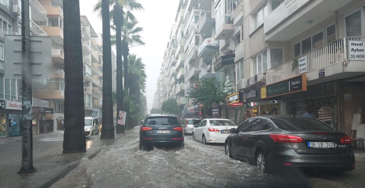 İzmir'de sağanak etkili oldu