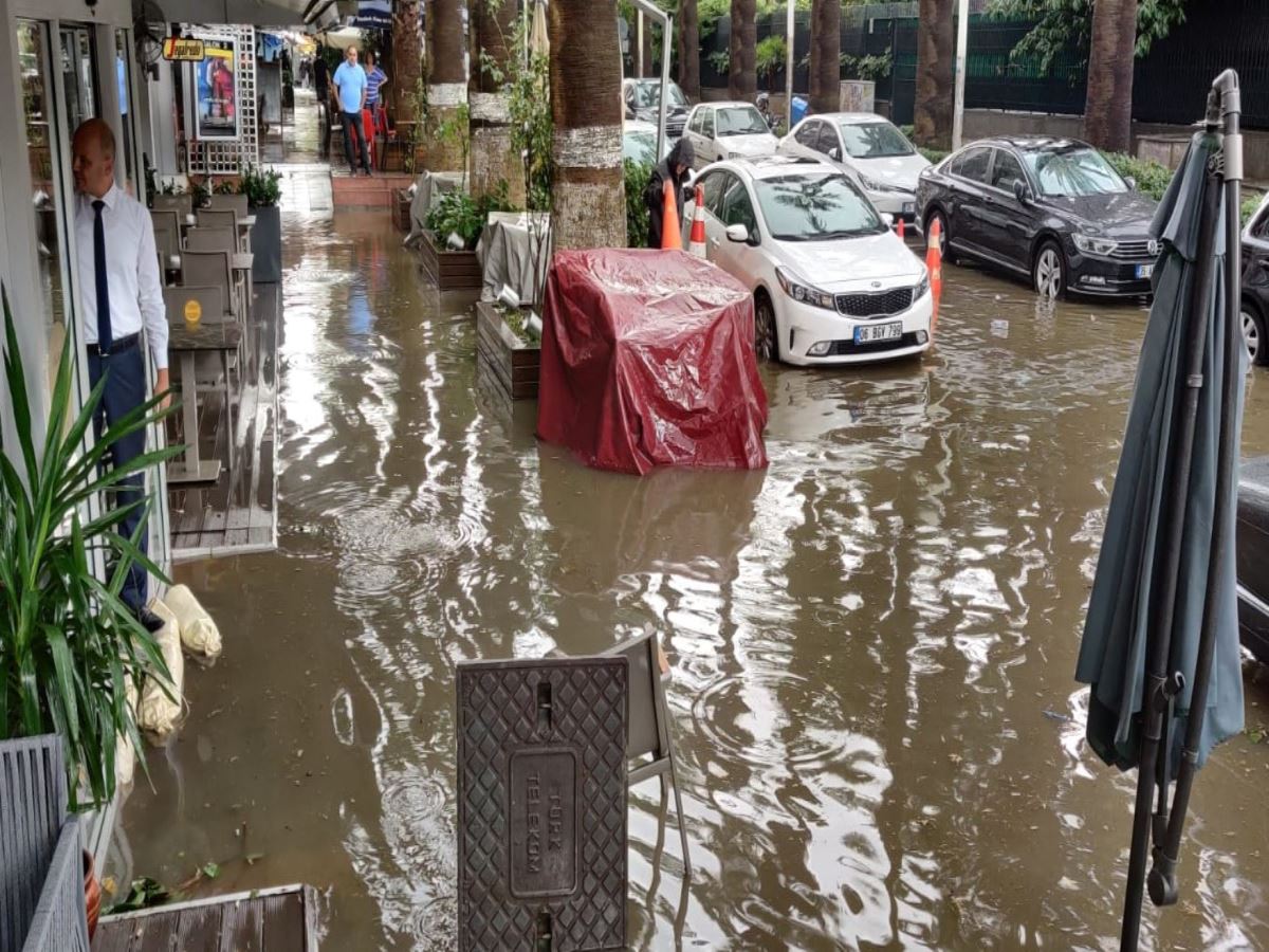 İzmir'de sağanak etkili oldu